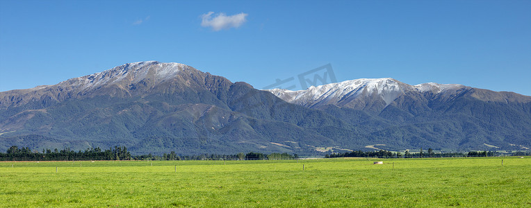 新西兰南部的泰勒山和哈特山风光
