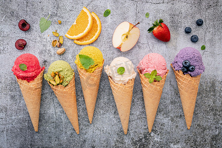 各种冰淇淋口味的甜筒蓝莓，绿茶，pista