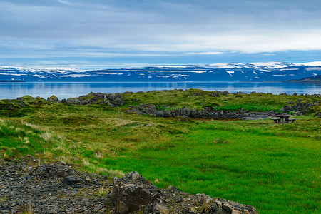 Mjoifjordur 峡湾沿岸的乡村和风景