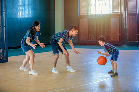 一起打篮球的亚洲家庭。