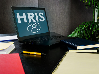 打开带有 HRIS 人力资源管理系统的笔记本电脑。