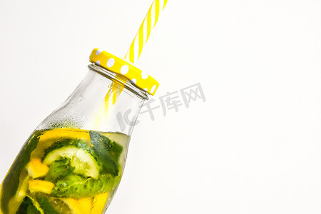 夏季柠檬果汁摄影照片_新鲜凉爽的柠檬黄瓜薄荷注入水排毒饮料，夏季清爽饮料