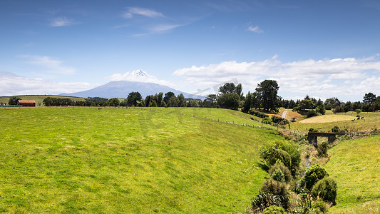 云层覆盖的塔拉纳基火山，新西兰