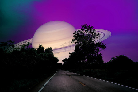 小夜空摄影照片_土星在乡间小路上的夜空中靠近地球