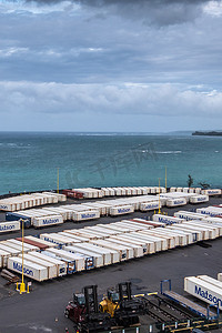 夏威夷毛伊岛 Kahului 港口码头的 Matson 集装箱堆场