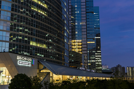 日落后东京品川区的现代办公楼。