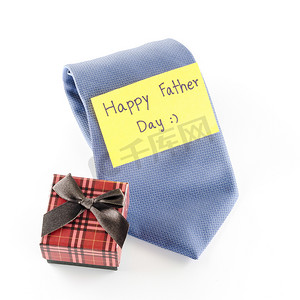 领带和礼品盒，带卡片标签，写上父亲节快乐的字