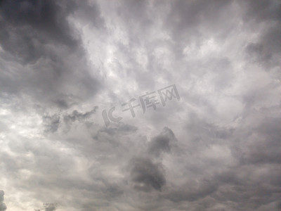 灰色广泛的暴风云背景，向上视图