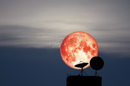 夜空中剪影卫星天线上的满鱼月