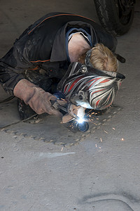 机械工焊接摩托车排气管