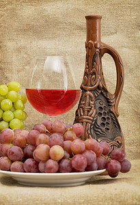 瓷瓶摄影照片_陶瓷瓶、葡萄和红酒