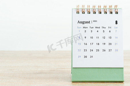 木桌上的 2021 年 8 月日历。