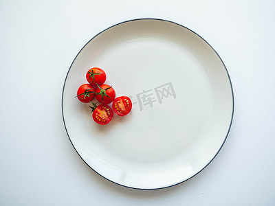 红西红柿放在白色的盘子上，健康的食物，白色背景