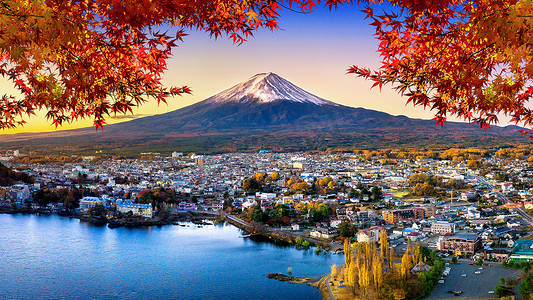 大山摄影照片_日落时的富士山和河口湖，秋季富士山在日本山内。