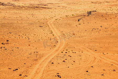 灰尘的旅行摄影照片_摩洛哥沙漠赛道上的轮胎印记