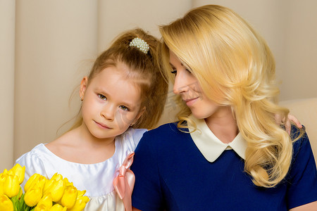 妈妈和小女儿带着一束郁金香。