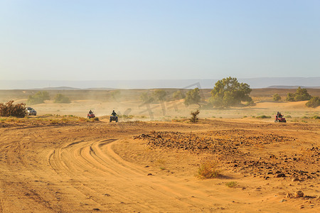 游客在摩洛哥沙漠尖端驾驶四轮摩托