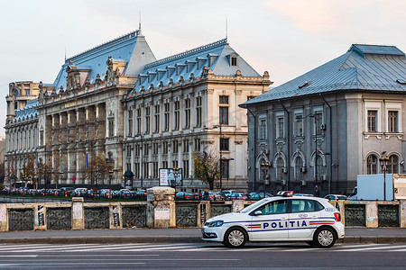 紧急指挥摄影照片_罗马尼亚警察 (Politia Rutiera) 2021 年在罗马尼亚布加勒斯特市中心巡逻的汽车