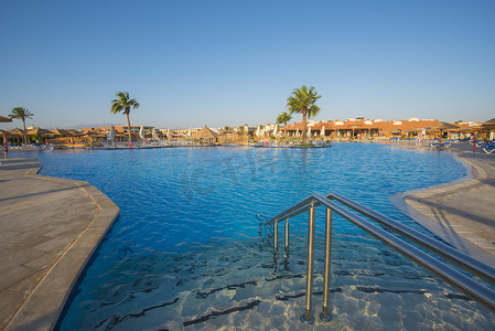 豪华热带酒店度假村的大型游泳池