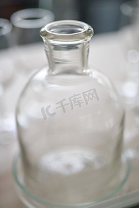 复古透明玻璃瓶靠在一起，浅色背景