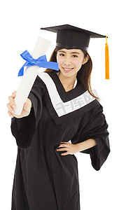 毕业生背景摄影照片_年轻女大学毕业生戴着帽子和长袍持有文凭