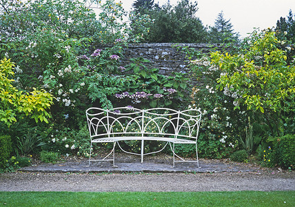 乡间别墅 g 围墙花园中的装饰花园座椅
