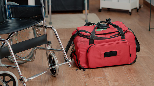 养老院地板上轮椅和护理袋的特写