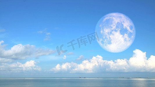 发芽小草摄影照片_超级草莓血月和海上​​蓝天