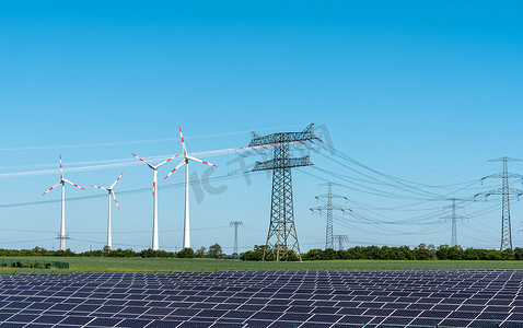 风力发电摄影照片_太阳能电池板、风力发电和电塔