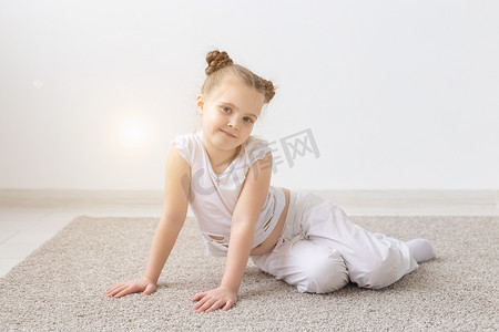 儿童和儿童概念 — 浅色房间背景中漂亮小女孩的画像