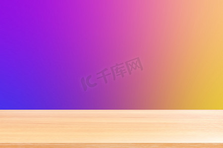 渐变黄色红色摄影照片_渐变紫色和黄色软背景上的空木桌地板，木桌板空前彩色渐变，紫色渐变上的木板空白，用于展示产品或横幅广告