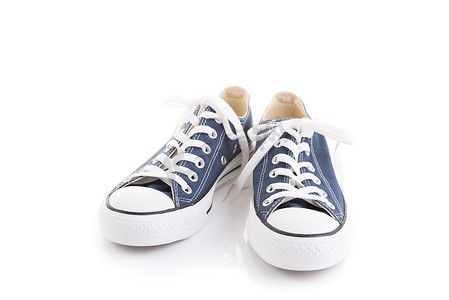 侧面鞋子摄影照片_白色背景的蓝色时尚运动鞋