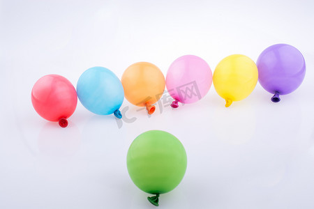 排队的彩色小气球