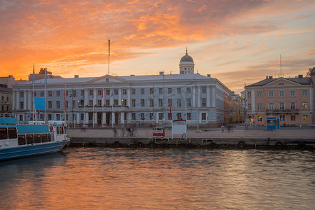 南港的日落景色，在赫尔辛基