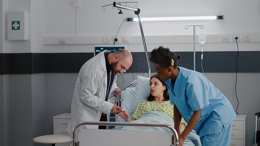 床位ui摄影照片_美国黑人助理在疾病恢复期间安排病妇床位