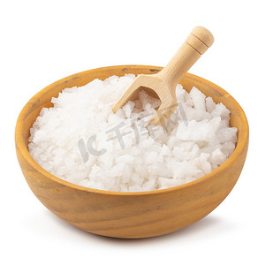 白色背景上木碗中的有机海白盐片
