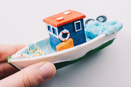 模型船摄影照片_手中的小彩模渔船
