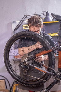 服务、维修、自行车和人的概念 — 机械师在车间修理山地自行车