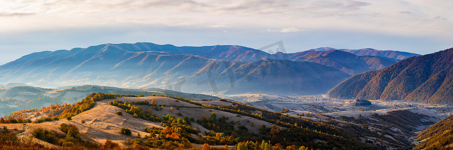 五颜六色的秋天风景在山村。
