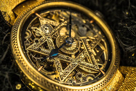 朗读之星摄影照片_木制背景上带大卫之星的复古骨架手表