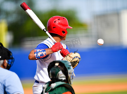 打棒球的年轻运动男孩