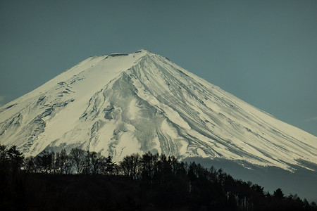 富士山顶的特写，顶上有积雪，有 co