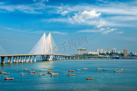 Bandra - Worli Sea Link 桥，从 Bandra 堡垒可以看到渔船的景色。