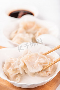新鲜、美味的煮猪肉、白色背景的虾饺子、酱油和筷子，特写，生活方式。