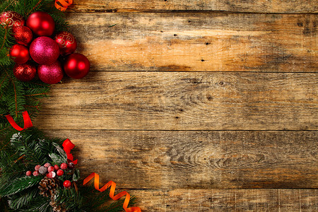 棕色的圣诞背景摄影照片_与木背景、别针、圣诞球的圣诞节背景