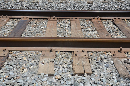 带铁轨的火车摄影照片_带石头的铁金属铁路火车轨道