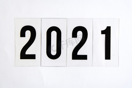 2021年木盒中的字，白色背景概念，新年快乐