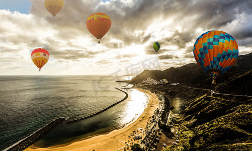 海上热气球在日落时分有戏剧性的天空背景