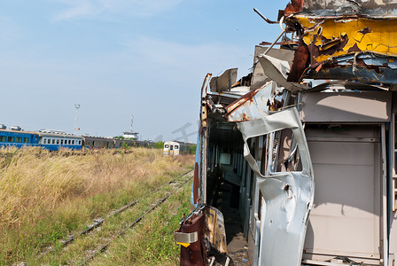 从火车站运出的坠毁或损坏的火车残骸