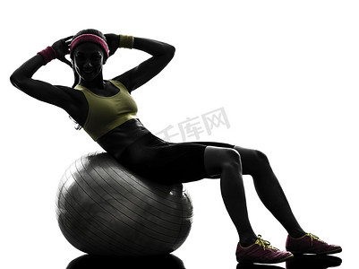 女人锻炼仰卧起坐健身球锻炼剪影